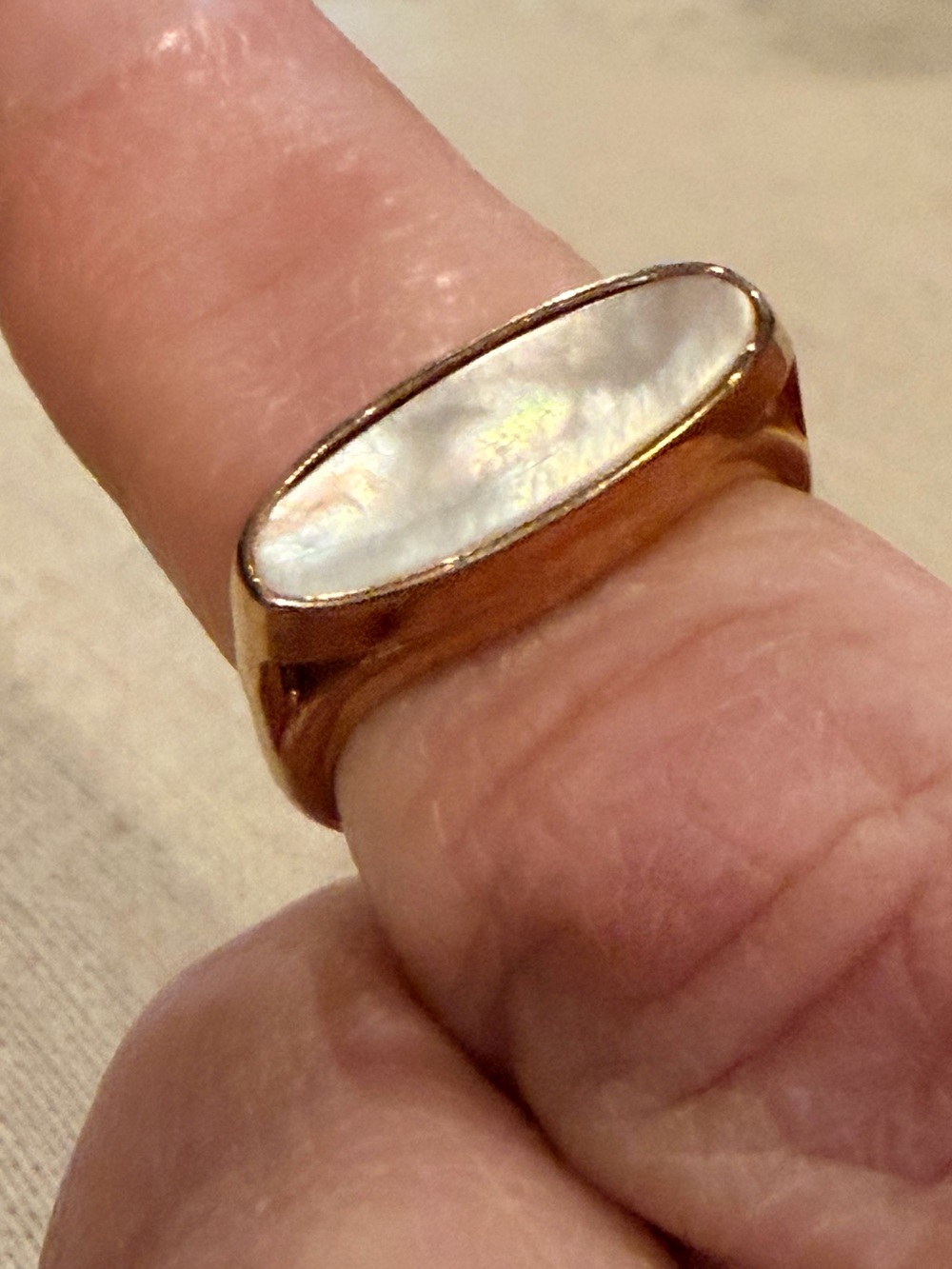 Vintage Avon 1978 gold tone mother of pearl  shell ring size 6 - Picture 3 of 6